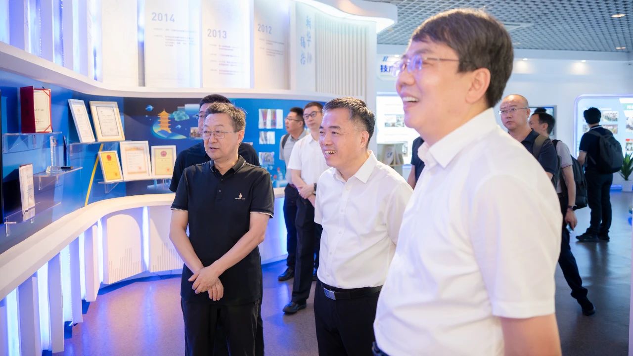 �A�S��W(xu��)�hί��(sh��)ӛ�����i���ϰ���ί��(sh��)ӛ����ɭһ�Ё�(l��i)��˾�����{��